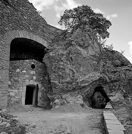 Fort moyen. Magasin à poudre L. Façade sud-ouest.