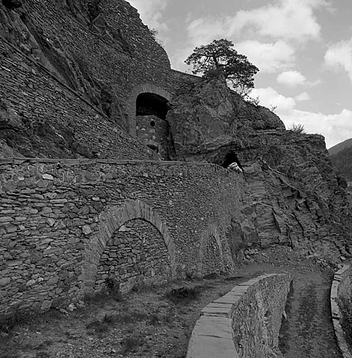 Fort moyen. Magasin à poudre L. Vue des rampes et de l'entrée sud-ouest du magasin.