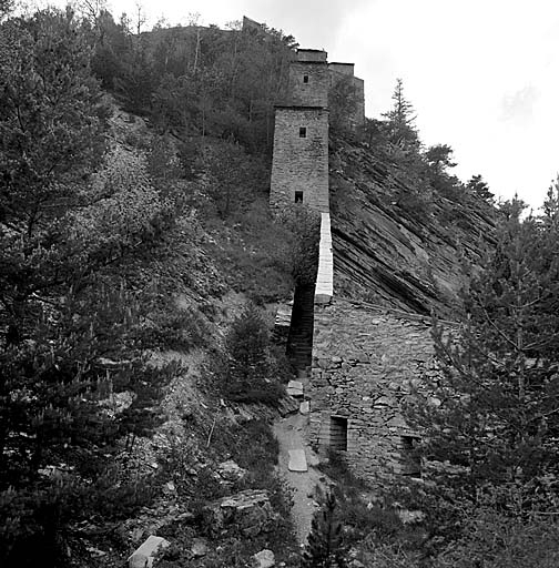 Fort moyen. Courtine 4-5. Escaliers du chemin de ronde.