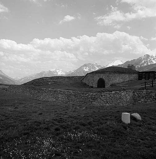 Ensemble de la batterie vue de l'arrière (nord) prise depuis la route d'accès.