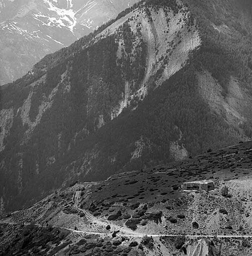 L'ouvrage, vue d'ensemble prise de l'avant, depuis le plateau de Mallemort.