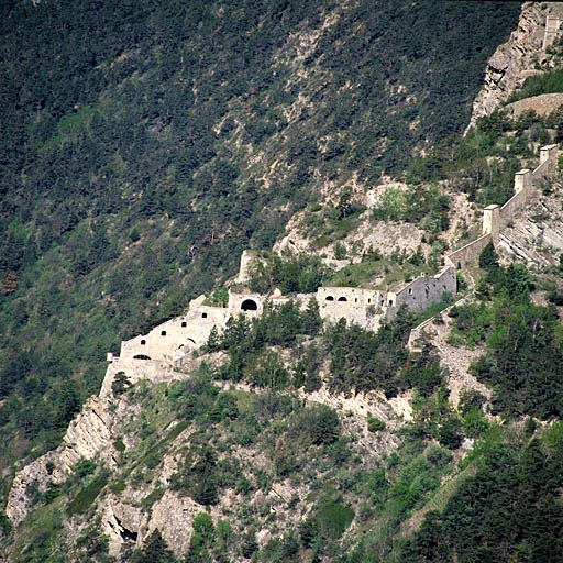 Fort moyen. Vue prise de la route de Roche-la-Croix.