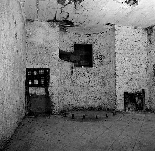 Batterie XII. Casemate f. Vue intérieure de la chambre de tir de gauche.