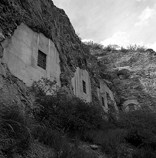 Batterie XII. Vue extérieure oblique prise du fossé. A gauche, les casemates de courtine. A droite, flanc droit du bastion de gauche avec, en bas, l'embrasure de la casemate 15 et, en dessus, celle de la casemate 5.