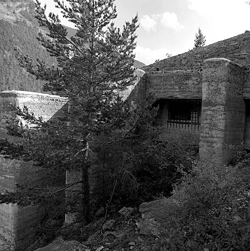 Batterie XII. Casemate f. Vue extérieure partielle de la façade.