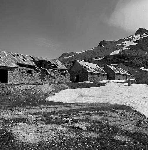 Vue partielle des bâtiments. De gauche à droite : écuries g, j et i vues depuis le terre-plein.