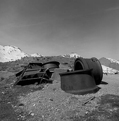 Dépôt de cuirassements sur le terre-plein des écuries. Embases de cloches et trémies de 81 mm de casemate.