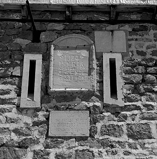 Casernement défensif. Face sud, plaques commémoratives.