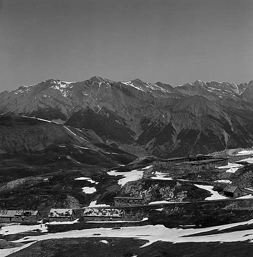 Le site et une partie des bâtiments vus de l'est depuis laroute du col. De gauche à droite, écuries g, j, i, cuisine k, casernement défensif et cuisine l.