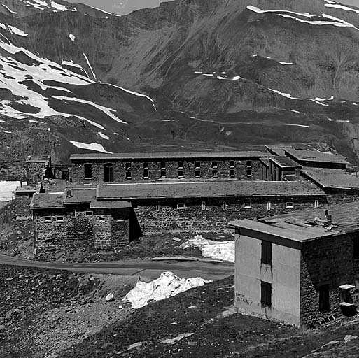 Le casernement défensif vu de l'est, de la route du col. Au premier plan à droite, vue arrière du pavillon d'officiers F. De face, la façade sur cour du bâtiment a, et la façade extérieure du bâtiment c, à droite, bâtiment b.