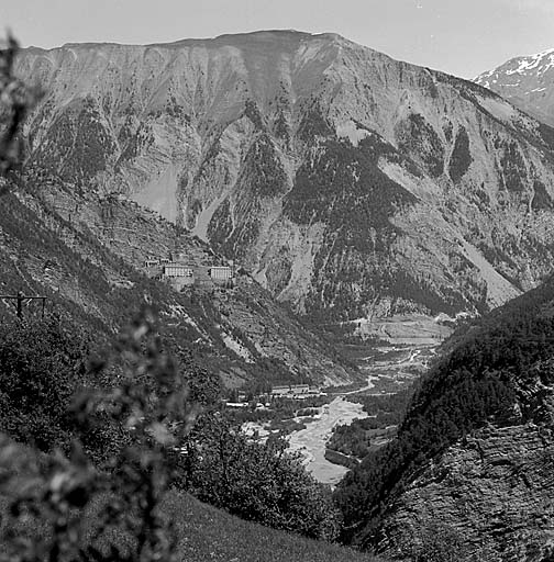 Vue générale de l'arrière de la forteresse et du défilé de l'Ubaye prise de la région du Châtelard (sud-ouest). Au fond, la Tête de l'Homme.