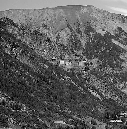 Ensemble de la forteresse. Vue de l'arrière prise depuis la route de Sainte-Anne. Au fond, crête de la Tête de l'Homme..