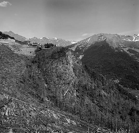 Vue générale prise de l'arrière. A l'arrière-plan, extrémité nord de la chaîne de l'Empeloutier.