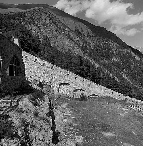 Vue intérieure du flanc gauche. A gauche, mur de tête de la casemate E.