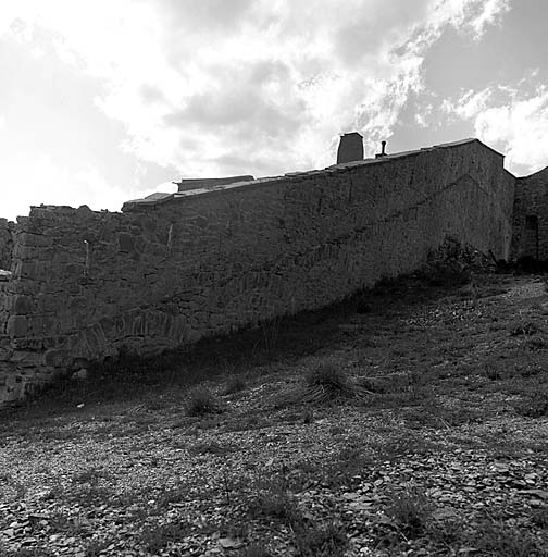 Flanc gauche de l'enceinte. A droite, bastionnet n° 2.