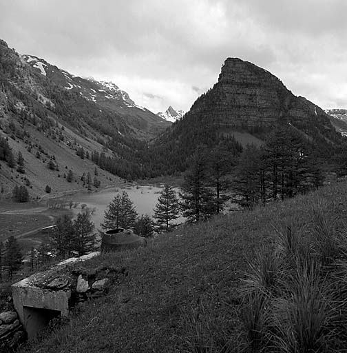 Le lac et la tour des Sagnes vus du point d'appui. Au premier plan, tourelle démontable de mitrailleuse de gauche.