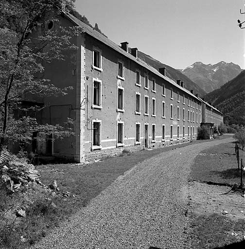 Caserne Pellegrin dite baraquements de l'Ubaye. Bâtiments 001 et 002. Cet ensemble construit au pied de la forteresse, a été démoli au début du 21e siècle. ; Saint-Paul-sur-Ubaye. Caserne Pellegrin dite baraquements de l'Ubaye. Bâtiments 001 et 002.