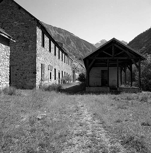 Caserne Pellegrin dite baraquements de l'Ubaye. A gauche, bâtiments 014 et 015. A droite, bâtiment 016. ; Saint-Paul-sur-Ubaye. Caserne Pellegrin dite baraquements de l'Ubaye. A gauche, bâtiments 014 et 015. A droite, bâtiment 016.