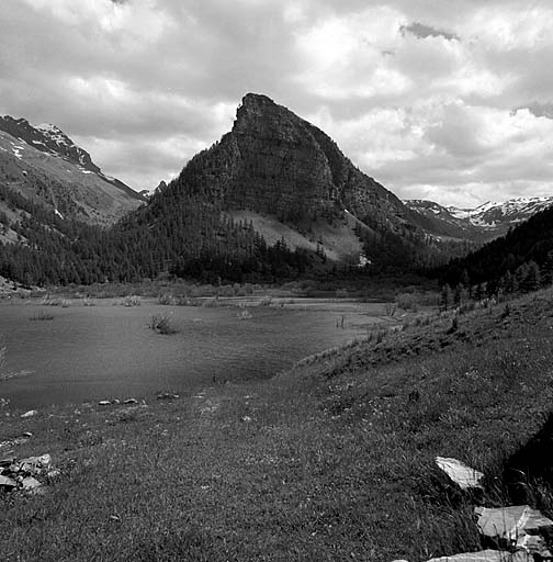 Le lac et la tour. A gauche, vallée du torrent de la Pelouse, à droite, vallon des Granges Communes.