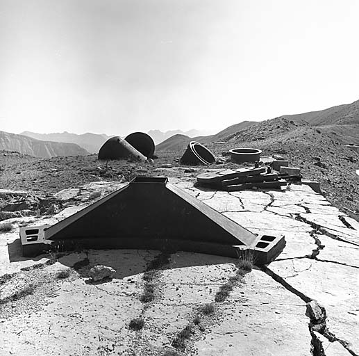 Cuirassements déposés avant 1940. Au premier plan trémie d'évacuation des douilles de 75-32. Derrière, à droite, plateformes d'affût au mortier de 81 mm de casemate. Au fond, cloches.