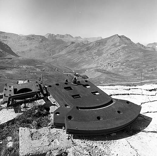 Cuirassements déposés avant 1940. Pile de trois plateformes d'affût de mortier de 81 mm de casemate. A gauche, plaque d'embrasure du même matériel.