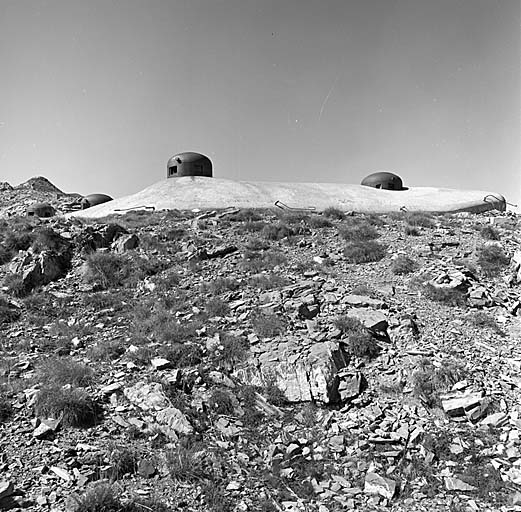 Bloc 2. Ensemble, vue de l'avant prise de l'est. De gauche à droite : 1 : Cloche GFM 5 créneaux de défense des dessus. 2 : Cloche JM tirant sur laHaute Tinée. 3 : Cloche GFM 3 créneaux. 4 :Cloche JM tirant sur le col.