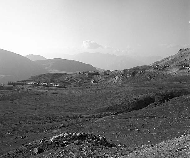 Ensemble du site. Vue lointaine prise du sud-est depuis la route du col.