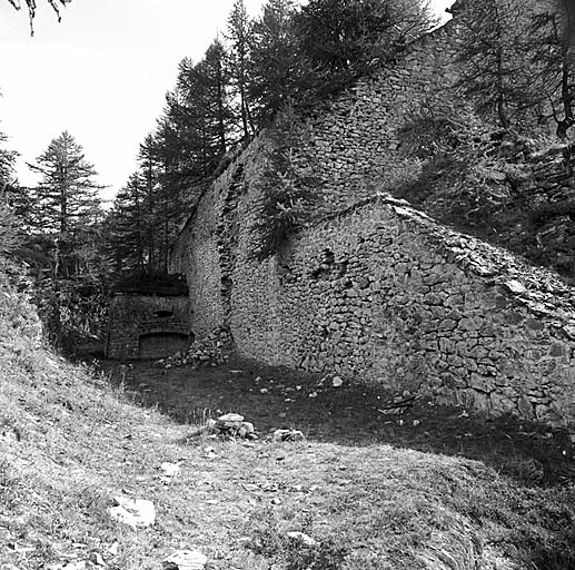 Fossé du flanc gauche de l'ouvrage. Au fond, caponnière simple (saillant 3).