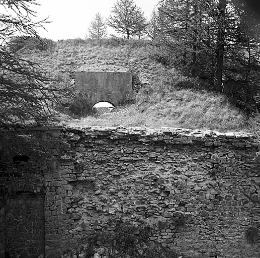 Embrasure de pièce de casemate de pièce vue de l'extérieur. Au premier plan, escarpe du front de tête.