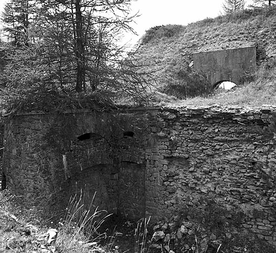 Front de tête. Embrasure de casemate de pièce vue de l'extérieur. A gauche, caponnière double.