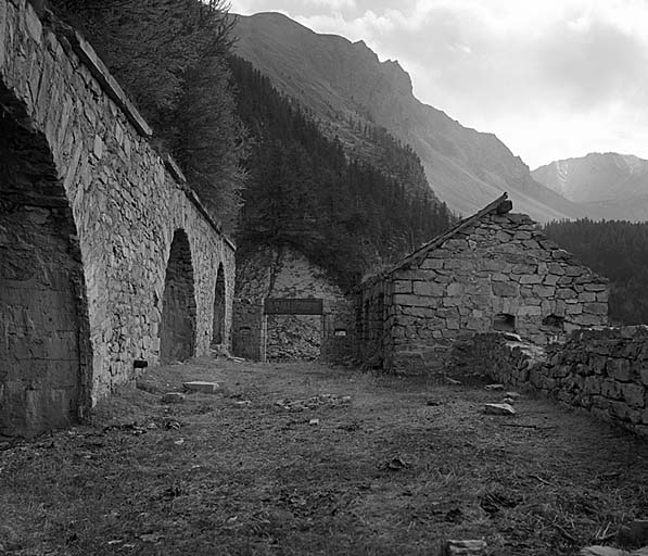 Cour centrale. A gauche, façade de la batterie-casemate. A droite, bâtiment du corps de garde. En arrière, porte d'entrée, et à l'arrière-plan la Tête de Siguret.