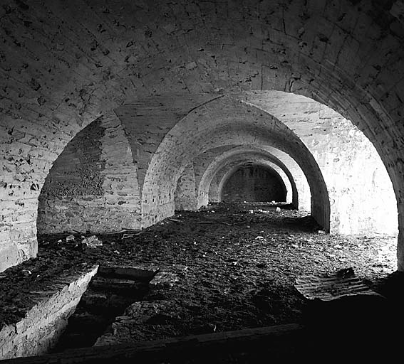 Vue intérieure de la batterie-casemate prise du nord. A gauche, escalier de descente à la caponnière simple du saillant 3.