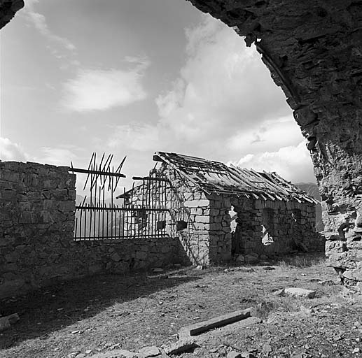 Cour et corps de garde vus depuis l'intérieur de la batterie casemate.