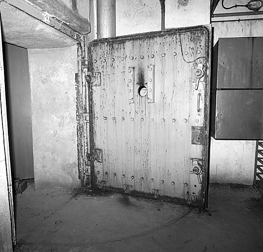 Bloc 6. Etage supérieur. Vue intérieure. Porte blindée d'isolement des chambres de tir.