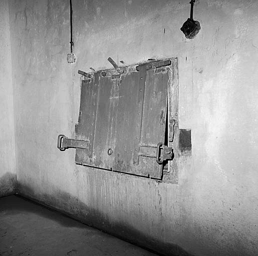 Bloc 6. Etage inférieur. Porte étanche de la chambre à douilles.