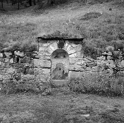 Fontaine, en face du casernement extérieur.