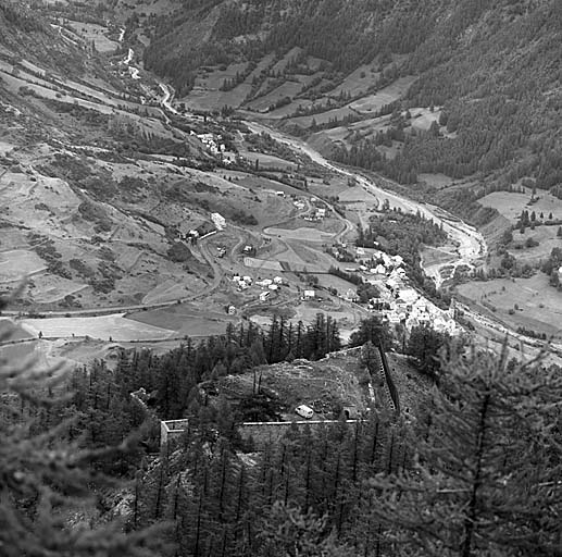 Vue d'ensemble de la batterie prise en dessus, depuis la ligne des postes. En arrière, Saint-Paul et la haute vallée de l'Ubaye.