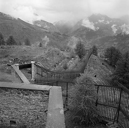 Face sud-est de la batterie prise depuis le saillant 1. A gauche, la porte sud.