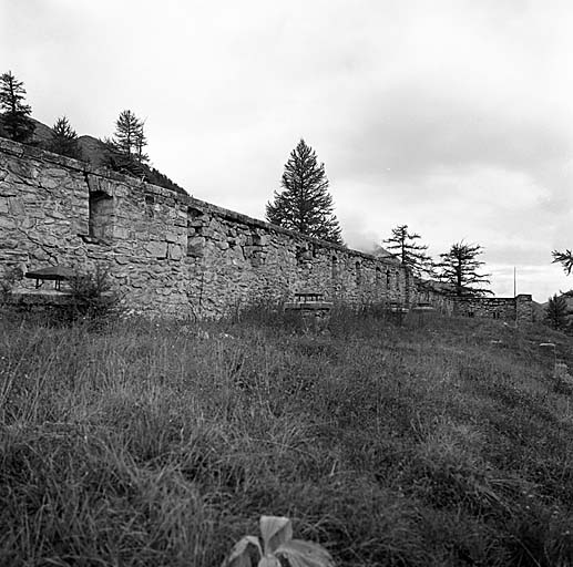 Superstructure de la caserne et revers du parapet de gorge.