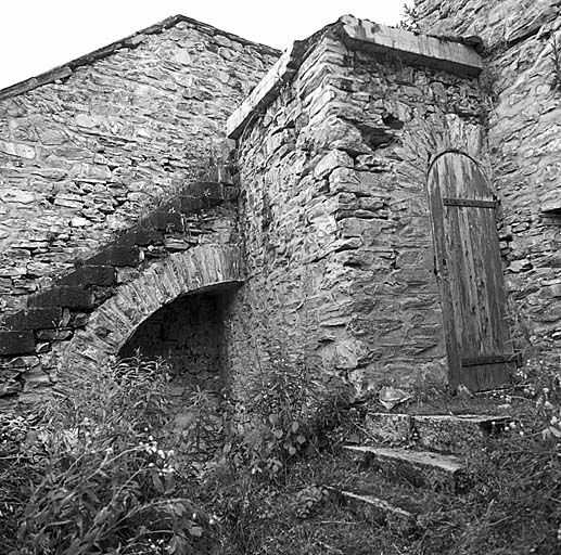 Saillant 1. Bâtiment des latrines. A gauche, escalier d'accès au bastionnet.