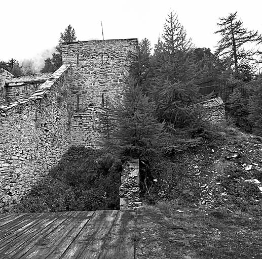 Vue extérieure du bastionnet du saillant 2 prise de la porte nord.