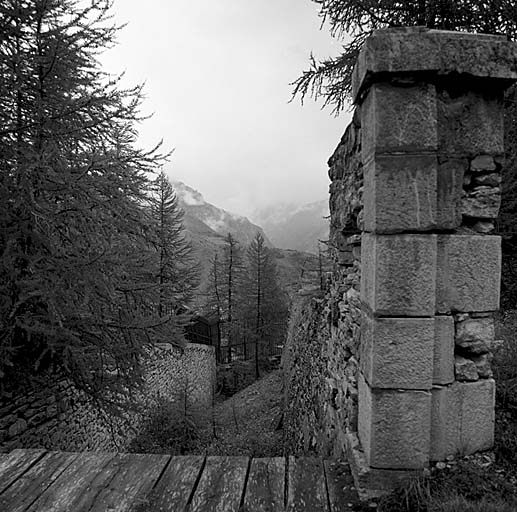 Le front 2-3 (nord-est) pris du pont de la porte nord dans l'axe du fossé.