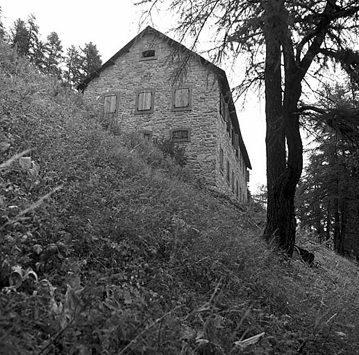 Casernement extérieur. Le bâtiment vu du sud.