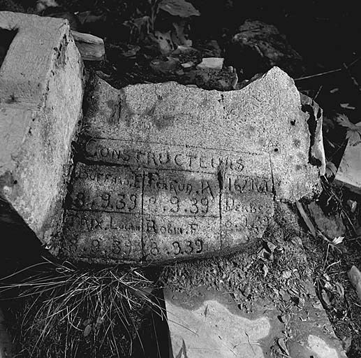 Inscription sur une fontaine le long de la route nord.