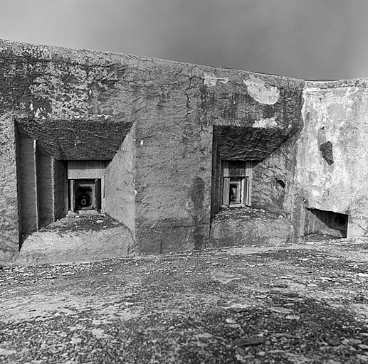 Bloc 6. Vue rapprochée des embrasures des deux canons obusiers de 75 M 32. A droite, créneau FM.