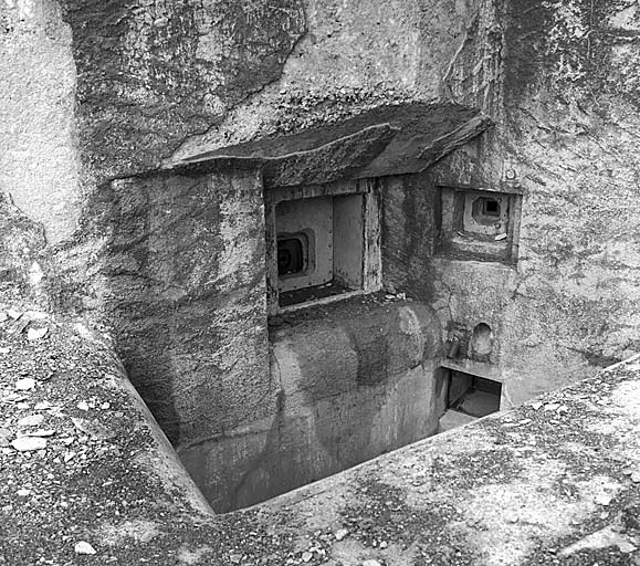 Bloc 6. Vue extérieure de la casemate de 75-31. A droite, créneau de FM de flanquement, au-dessus de l'issue de secours.