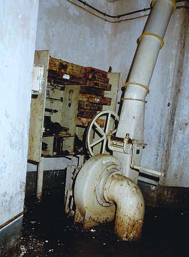 Bloc 5. Tourelle de 75-33. Etage inférieur : ventilateur d'extraction d'air vicié.