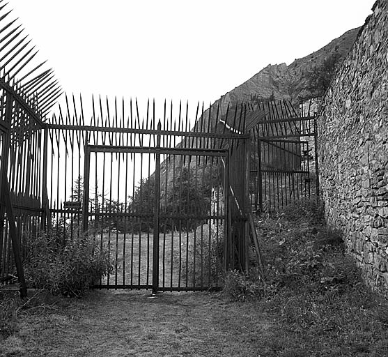 Le système de grilles et l'avant-porte sud prise depuis la batterie.