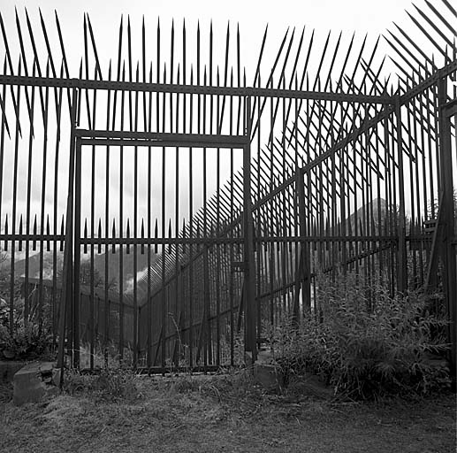 Grille défensive. Vue rapprochée prise de la porte sud.