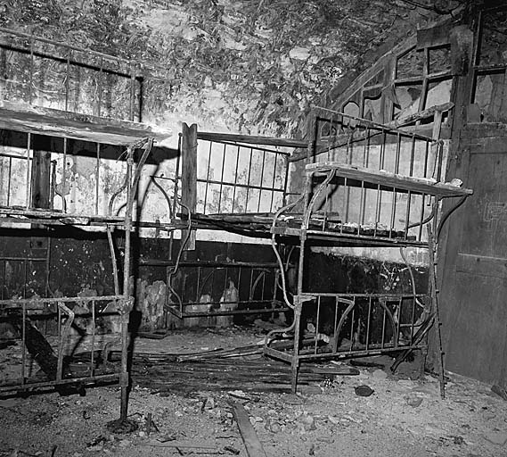 Caserne. Casemate logement. Vue intérieure.